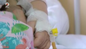 Posibil focar de botulism în vestul României! 11 copii bolnavi au ajuns de urgență la spital. Cei mici ar fi început să se simtă rău după ce ar fi mâncat cârnați